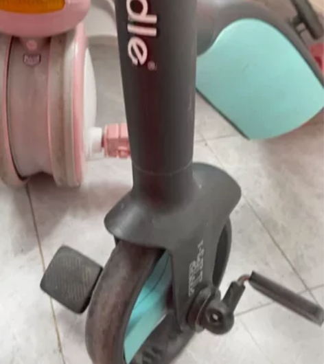 粉色滑板车,性能完好,高低调节,25自提。...