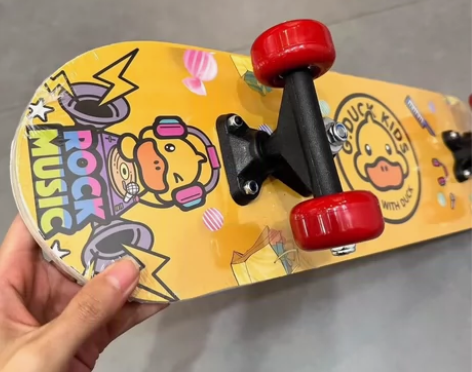 小黄鸭儿童滑板 朋友送的礼物 但我刚刚也买...