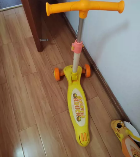 小黄鸭儿童滑板车，闲置处理。 感兴趣的话点...