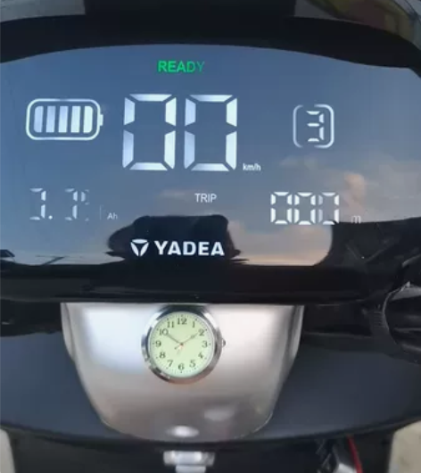 雅迪E8充满电跑150km，六块石墨烯大电...