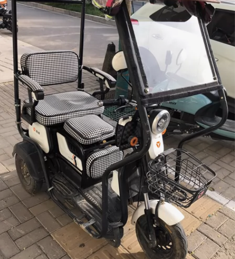 雅迪电动三轮车  个人一手车   买了有一...