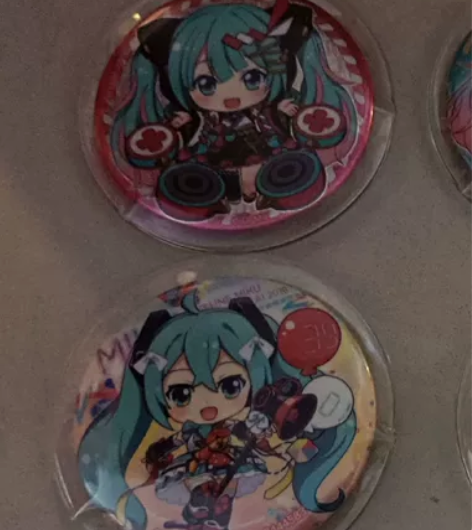 出万代初音扭蛋c赏吧唧两个,有锈,低价出了...