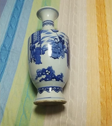 康熙青花人物故事大瓶，人物神态各异，青花艳...