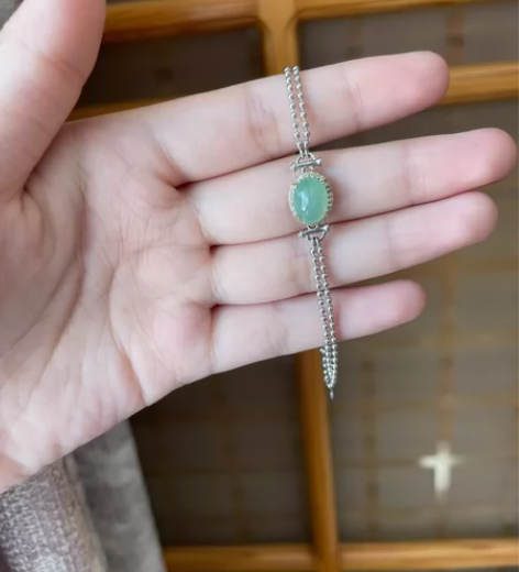 果绿色 翡翠银手链 纯银材质，不会撞的款式...