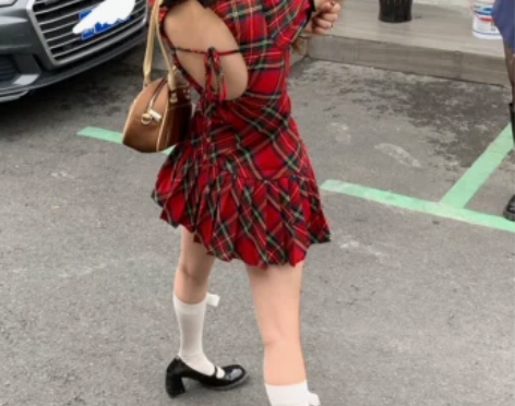 买了束花儿红色格子学院风辣妹露背收腰百褶短...