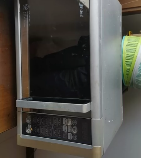 美的微波炉，光波炉，触摸按键，上面磨损的是...